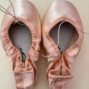 Capezio Glisse Pointe shoes size 5w